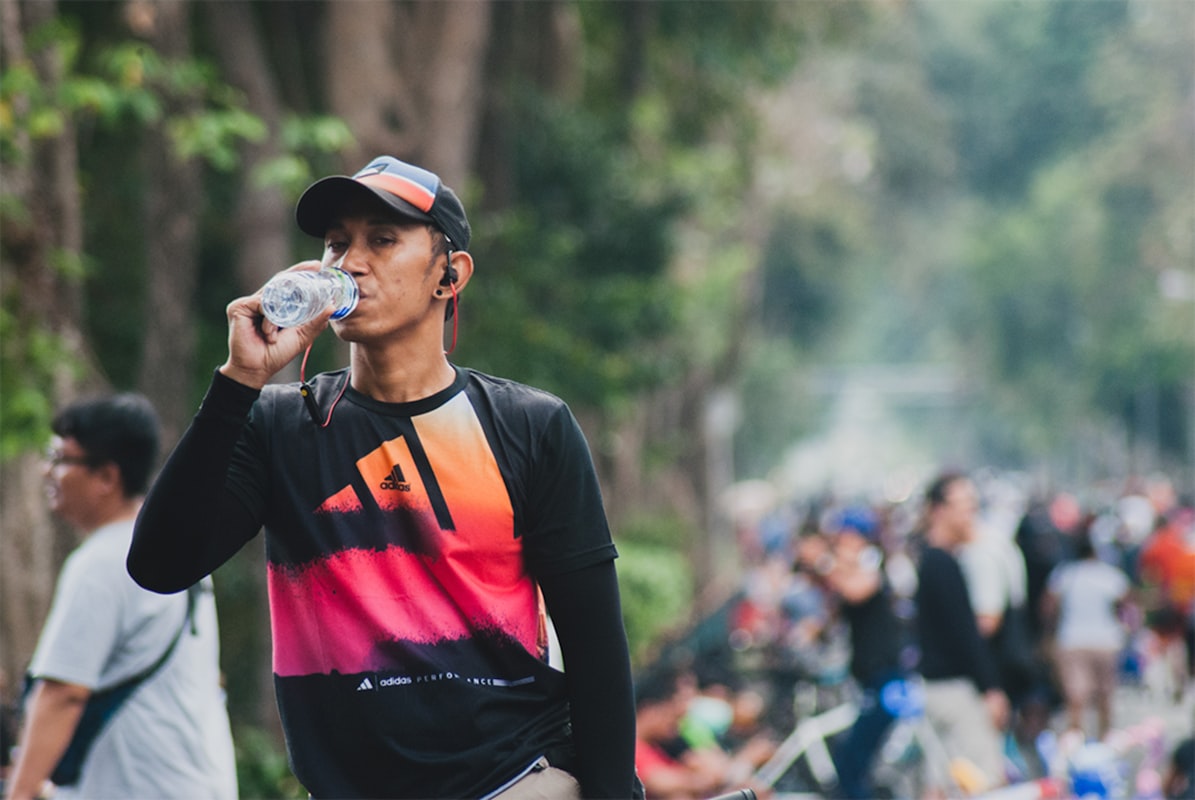 Pria dewasa dengan gaya hidup sehat menikmati makanan bergizi